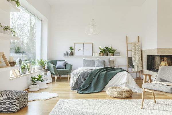 Schlafzimmer mit großen Bett schön dekoriert